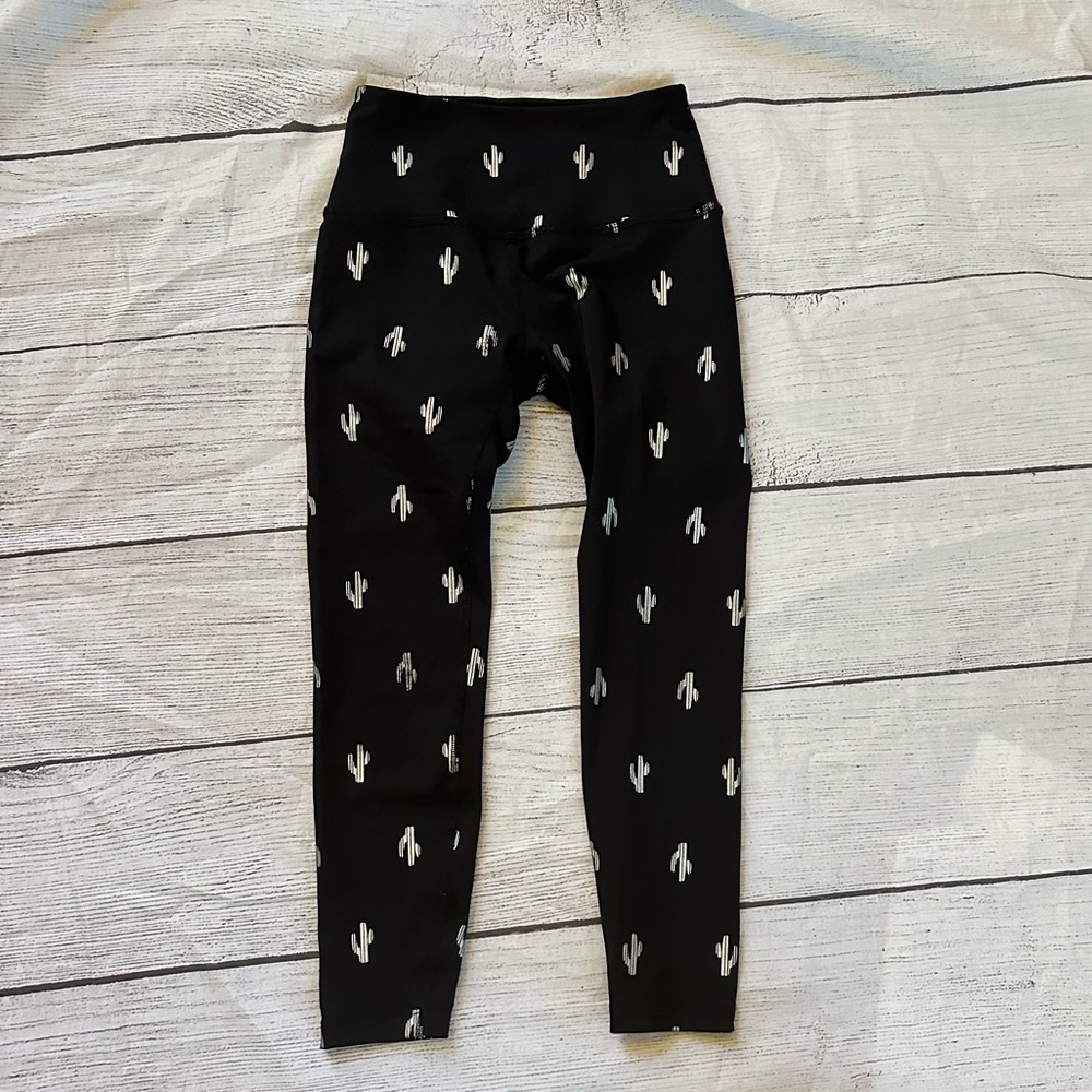 Beyond Yoga size XS black silver saguaro cactus leggings